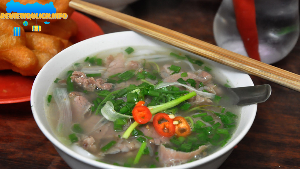 Vĩnh Long, vùng đất miền Tây sông nước, không chỉ nổi tiếng với cảnh sắc hữu tình mà còn là điểm đến ẩm thực hấp dẫn. Trong đó, phở - món ăn truyền thống Việt Nam - mang đậm hương vị đặc trưng khi được chế biến tại đây. Dưới đây là danh sách Top 5 quán phở Vĩnh Long thơm nồng, chuẩn vị truyền thống, đáng để bạn ghé thử.