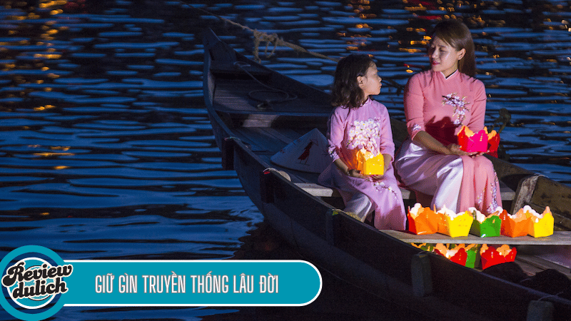 Thả đèn hoa đăng Hội An